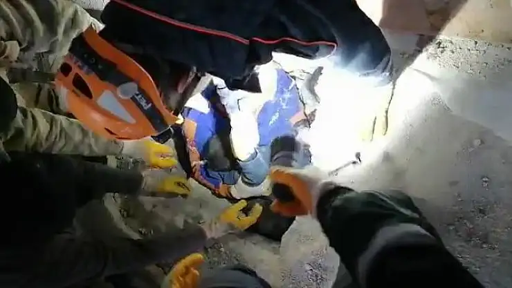 'Nurhak´ta iki çocuk ve anneleri enkaz altından sağ olarak çıkartıldı'