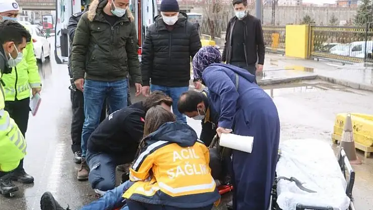 'Oğlu polis memuruna çarpan anne, gözyaşı içerisinde yaralının başında bekledi'