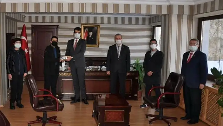 'Öğrencilerden sosyal mesafe cihazı'