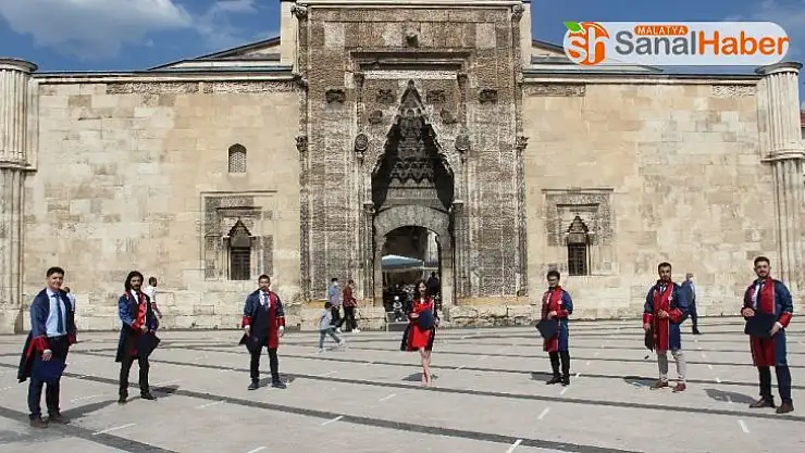 Öğrencilerden sosyal mesafeli kep töreni