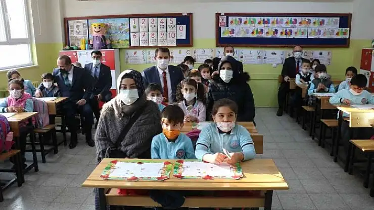 'Öğrencilerin karne heyecanına Vali ve Belediye Başkanı da ortak oldu'