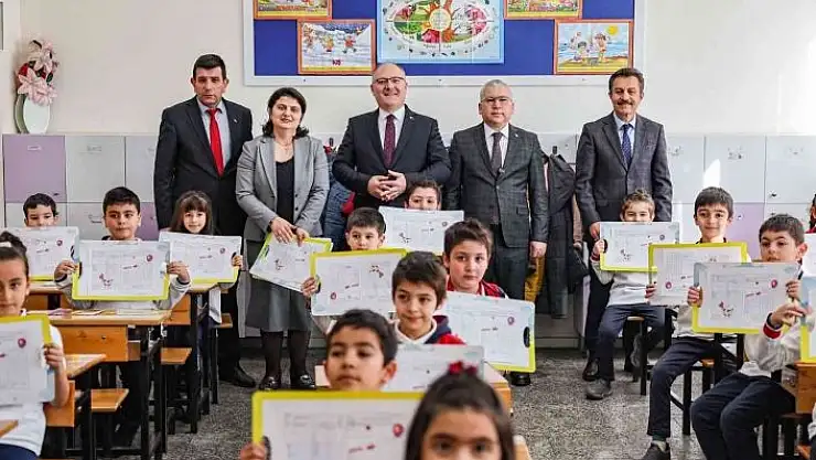 'Öğrencilerin karne heyecanına Vali ve Belediye Başkanı da ortak oldu'