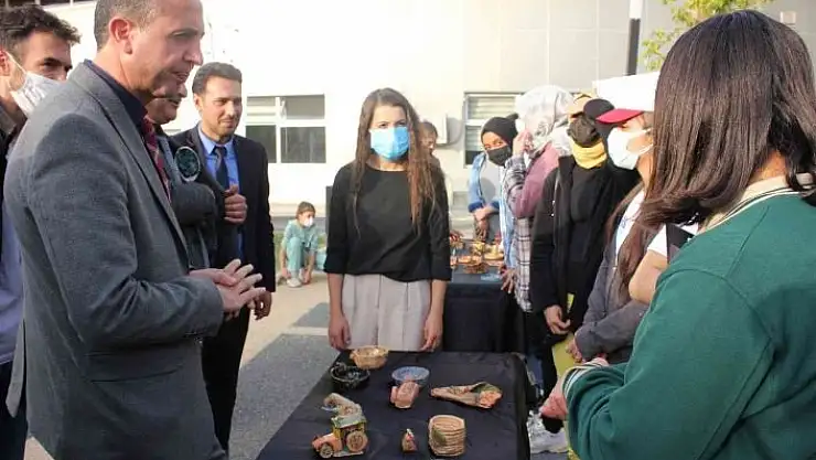 'Öğrencilerin seramik çalışmaları sergilendi'