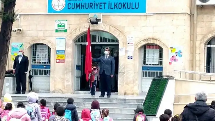 'Öğretmen ve öğrencinin bayrak hassasiyeti gururlandırdı'