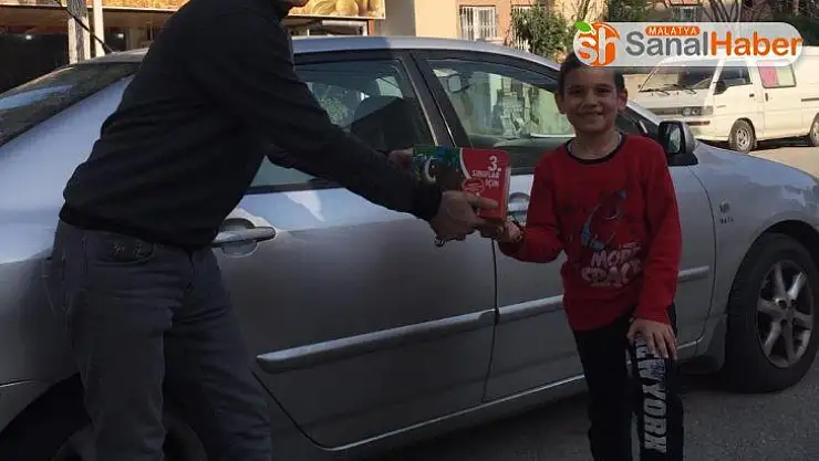 Öğretmenden öğrencilerin evlerine kitap servisi