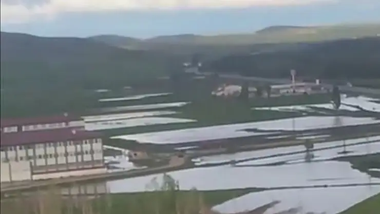 'Okul bahçesi sular altında kaldı, öğrenciler birbirini sırtladı'