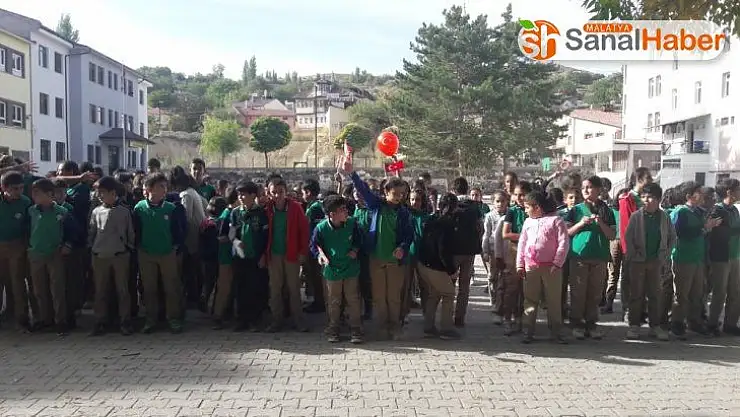 Okul bahçesinde öğrencilerden komando marşı