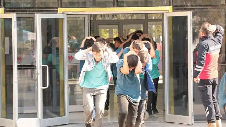 'Okulda gerçeği aratmayan deprem tatbikatı'