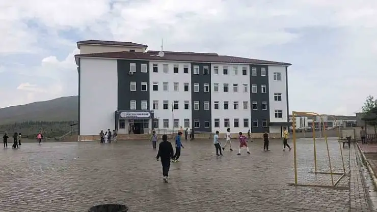 'Okuldaki spor salonunda faciadan dönüldü: Alçıpan çöktü, 6 öğrenci yaralandı'