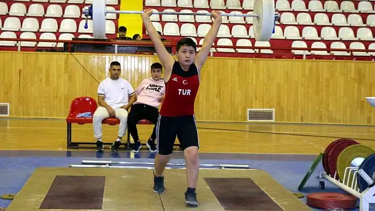 'Okullar halter müsabakasında yarıştı'