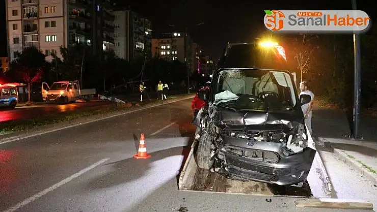 Önce otomobile daha sonra direğe çarptı: 2 yaralı