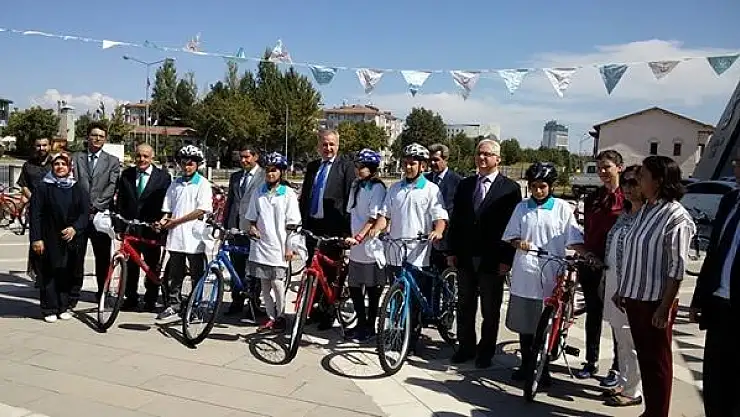 ÖĞRENCİLERE BİSİKLET DAĞITILDI