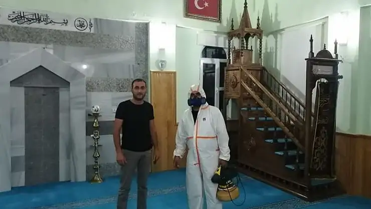 'Örnek muhtar camileri kendi imkanları ile dezenfekte etti'
