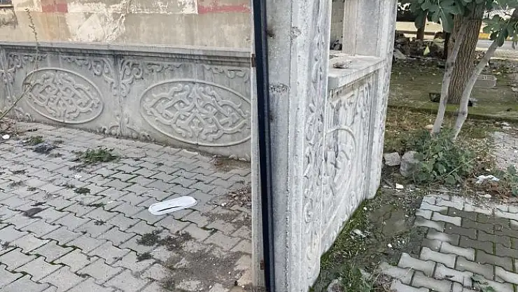 'Orta hasarlı binanın bahçe kapısı çalındı'