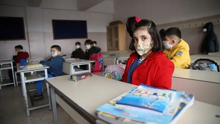 'Orta riskli Elazığ´da yüz yüze eğitim başladı, öğrenciler ders başı yaptı'