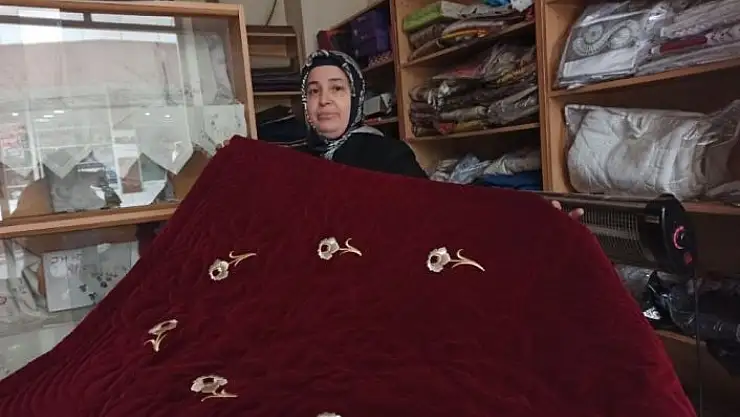 'Osmanlı motiflerini ilmek ilmek işliyor'