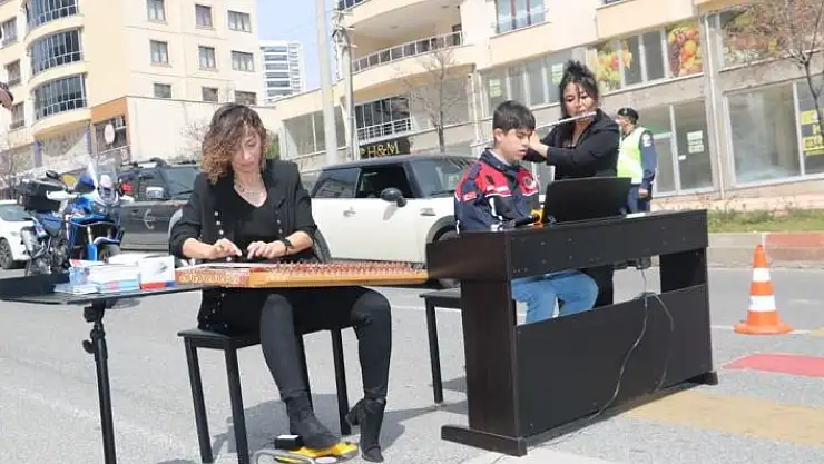 'Otizmli piyanistten yaya geçidinde resital'