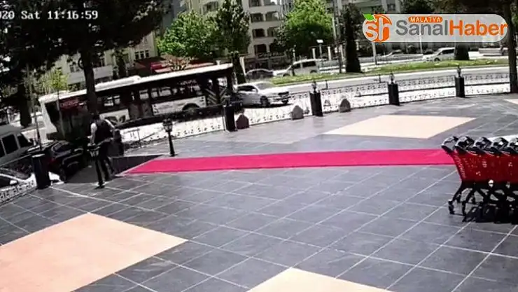 Otobüs otomobili sürükledi, o anlar kameraya yansıdı
