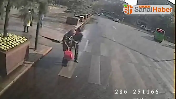 Otobüs şoföründen takdir toplayan hareket