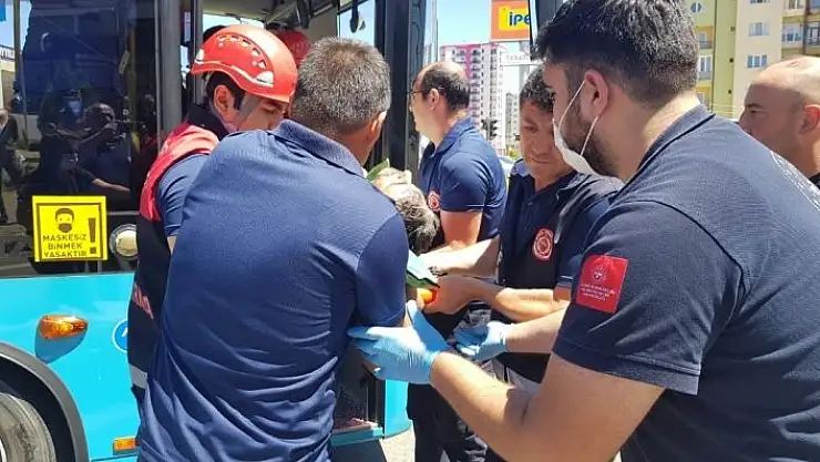 'Otobüste sıkışan sürücüyü itfaiye ekipleri kurtardı'
