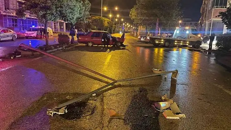'Otomobil aydınlatma direğine çarptı: 1 yaralı'