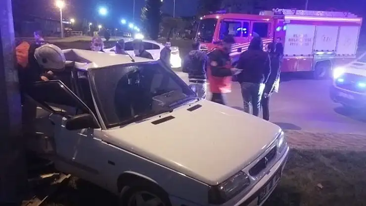 'Otomobil aydınlatma direğine çarptı: 2 yaralı'