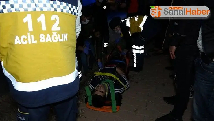 Otomobil aydınlatma direğine çarptı: 3 yaralı
