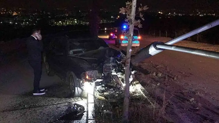 'Otomobil aydınlatma direğini ve ağacı devirdi: 1 yaralı'