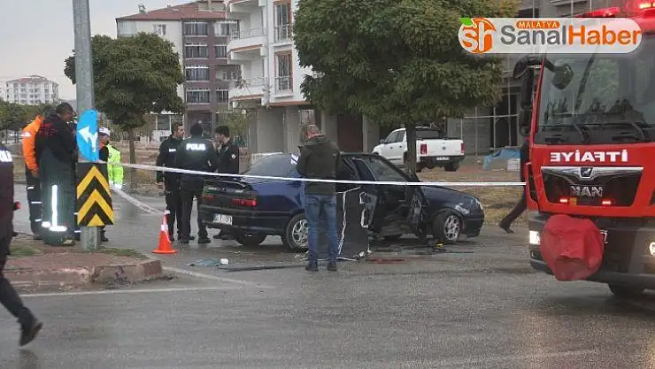 Otomobil direğe çarptı, anne baba yaralandı, çocukları hayatını kaybetti