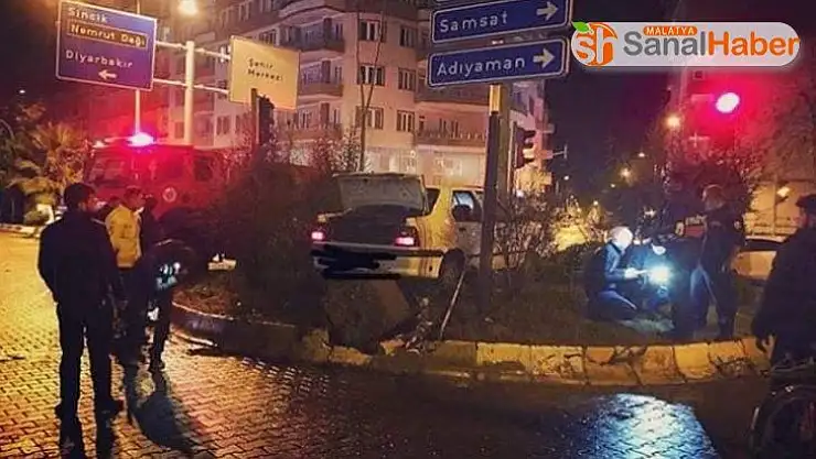 Otomobil direği yıkıp kavşağa çıktı