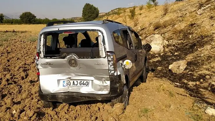 'Otomobil hafif ticari araca arkadan çarptı'