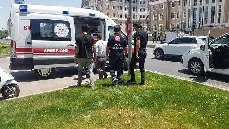 'Otomobil ile hafif ticari araç çarpıştı: 3 yaralı'