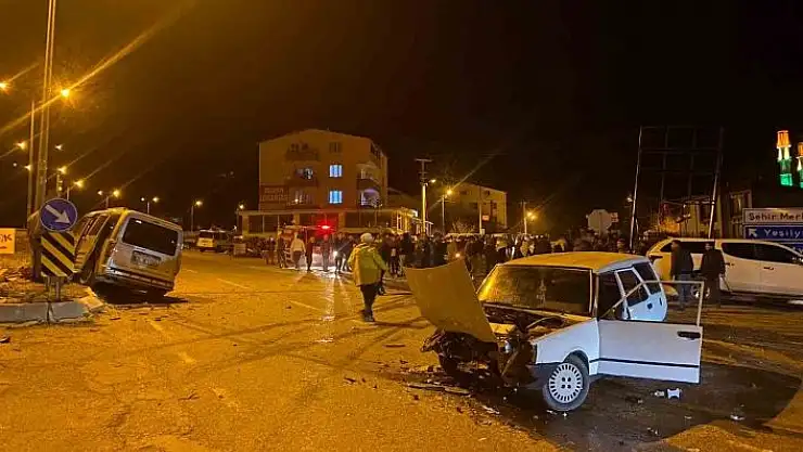'Otomobil ile hafif ticari araç çarpıştı:7 yaralı'