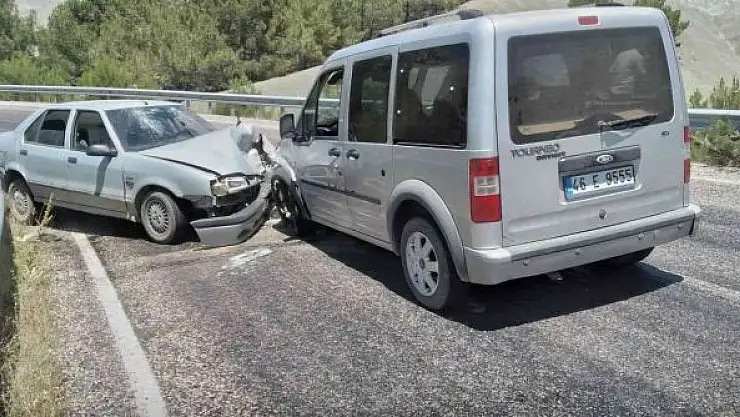 'Otomobil ile hafif ticari araç kafa kafaya çarpıştı: 2 yaralı'