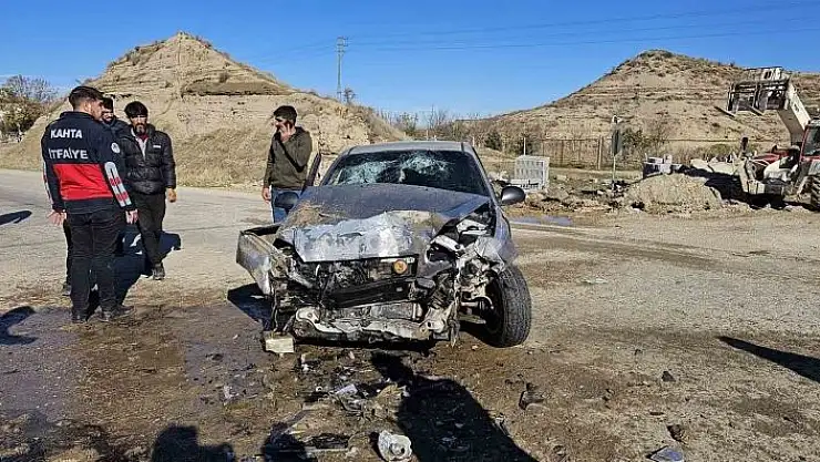 'Otomobil ile iş makinesi çarpıştı'