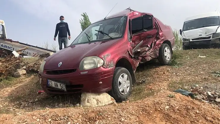'Otomobil ile minibüs çarpıştı: 2 yaralı'