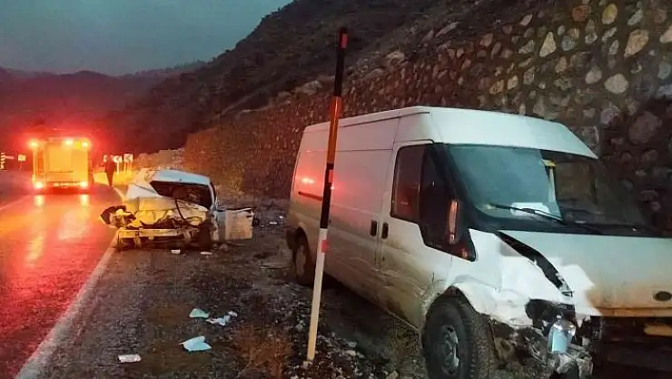 'Otomobil ile minibüs çarpıştı: 3 yaralı'