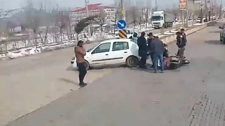 'Otomobil ile motosiklet çarpıştı: 1 yaralı'