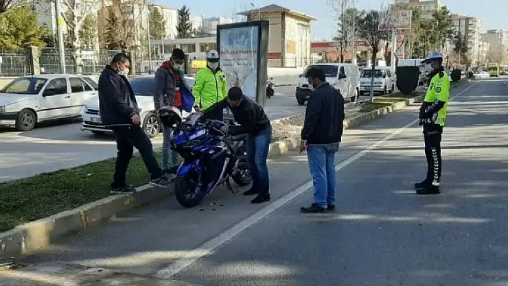'Otomobil ile motosiklet çarpıştı: 1 yaralı'