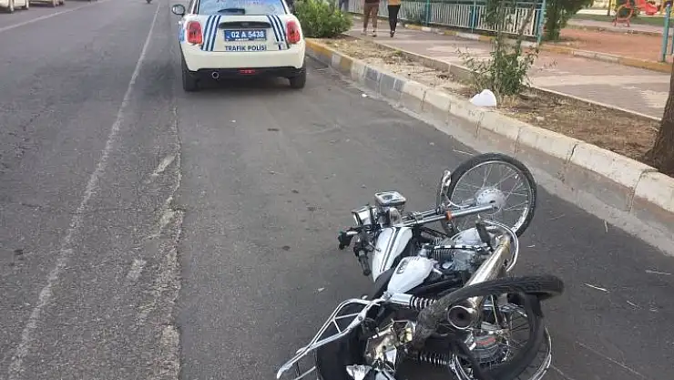 'Otomobil ile motosiklet çarpıştı: 2 yaralı'