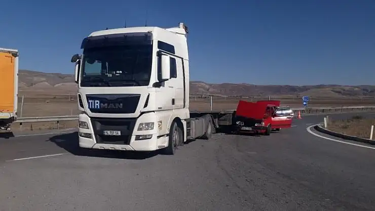 'Otomobil ile tır çarpıştı: 1´i çocuk 3 yaralı'