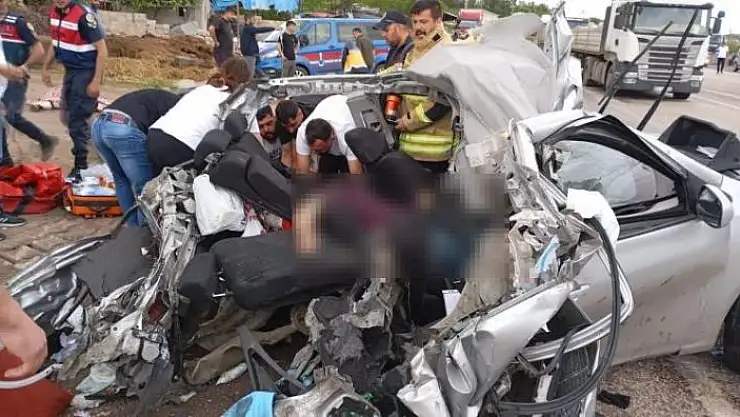 'Otomobil ile tır çarpıştı: 2 ölü, 3 yaralı'