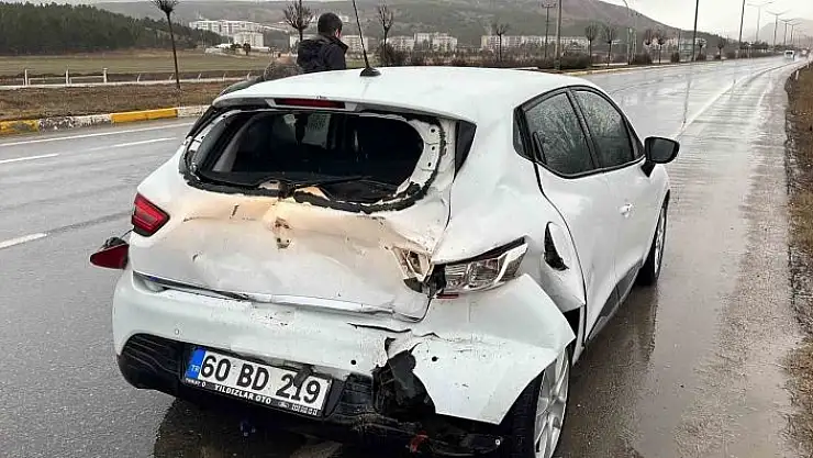 'Otomobil ile tır çarpıştı: 2 yaralı'