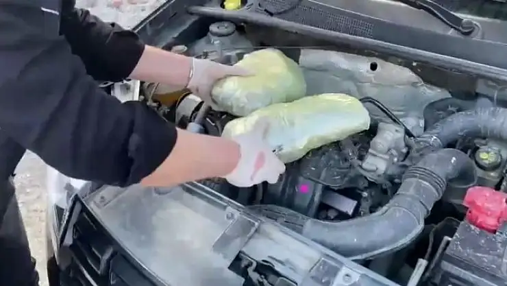 'Otomobil kaputunda 1 kilo 300 gram esrar ele geçirildi'