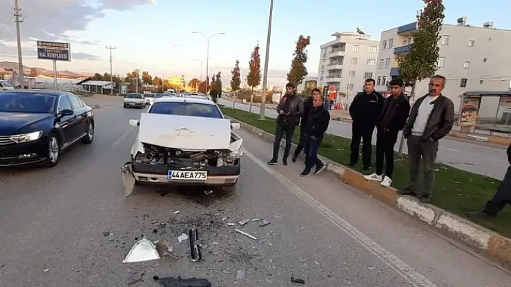 'Otomobil, kırmızı ışıkta duran araca arkadan çarptı'