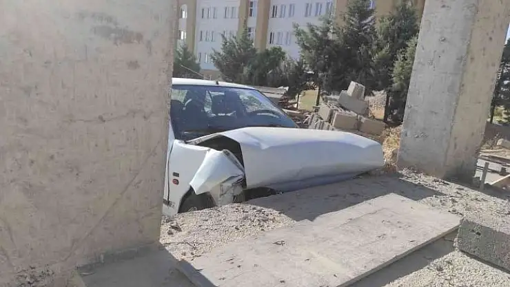 'Otomobil nizamiye duvarına çarptı: 1 yaralı'