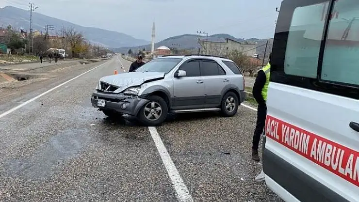 'Otomobil refüje çarpıp karşı şeride geçti: 1 yaralı'
