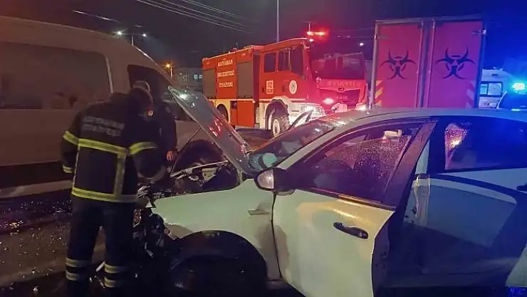 'Otomobil refüje çarptı: 3 yaralı'