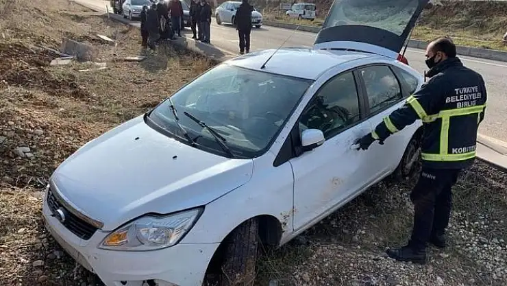 'Otomobil şarampole girdi: 2 yaralı'