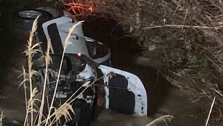 'Otomobil  su kanalına yuvarlandı: 3 yaralı'